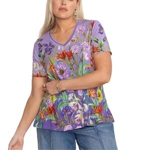 JOHNNY WAS “JANIE FAVORITE SHORT SLEEVE SWING TEE”//PURPLE FLORAL//SIZE 2X